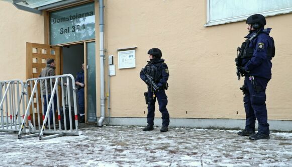 WATCH: Since 2020, material from EncroChat has been used as evidence in court cases. The photo shows armed police outside the district court in Linköping on the first day of the eight-week trial in 2021. Three people were killed, and the evidence was partly based on the EncroChat hack. Photo: Jeppe Gustafsson/Shutterstock/ScanpixNTB