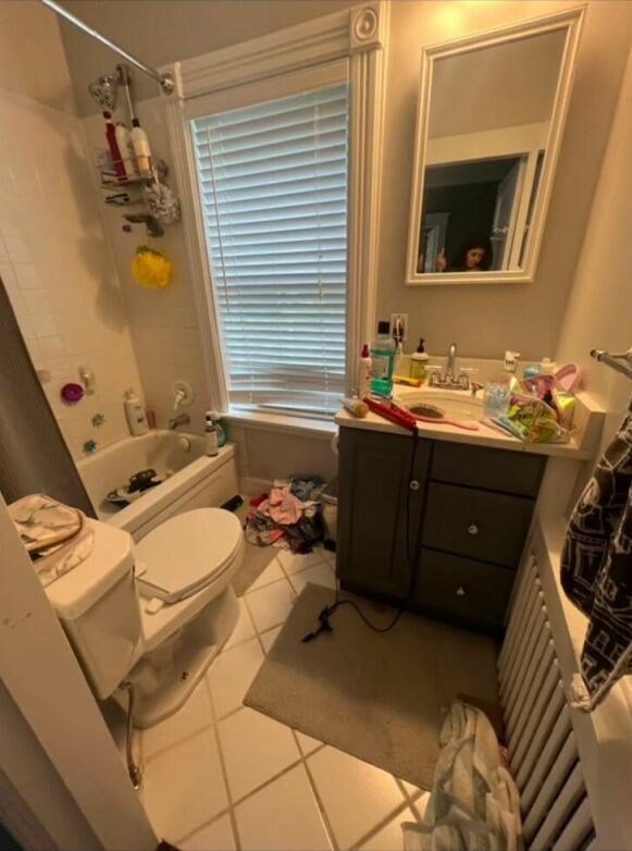 FILL UP: This is what the bathroom looked like after two days, claims Lindsay Connelly. Photo: Screenshot
