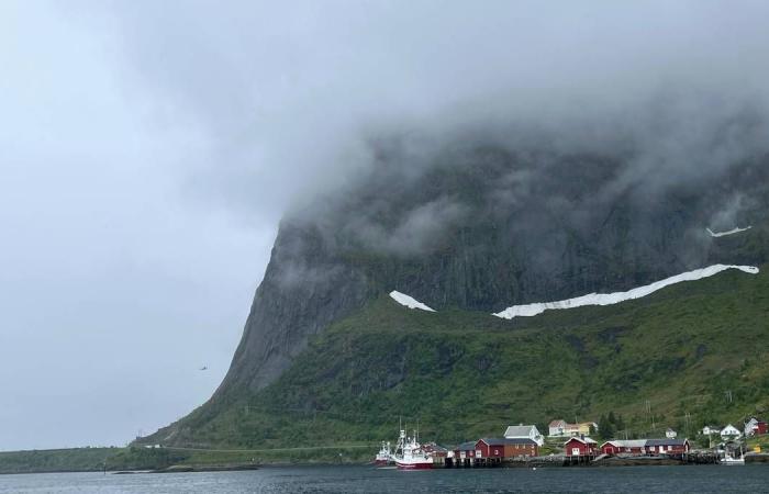 Man in his 20s died after falling at Reinebringen in Lofoten – NRK Nordland