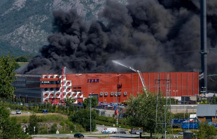 Large fire in a recycling facility in Sandnes – the building may collapse