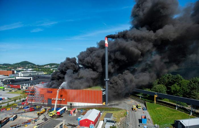 Large fire in a recycling facility in Sandnes – the building may collapse