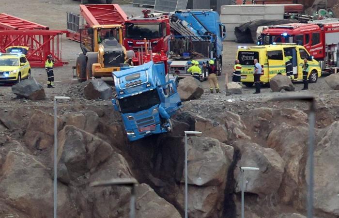 E18, Langangen | Lorry stuck outside cliff – driver taken to hospital
