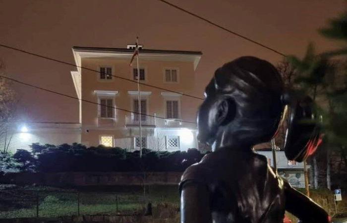 Masha Amini, Lily Bandehy | The “Fearless Girl” statue moved to the Iranian embassy